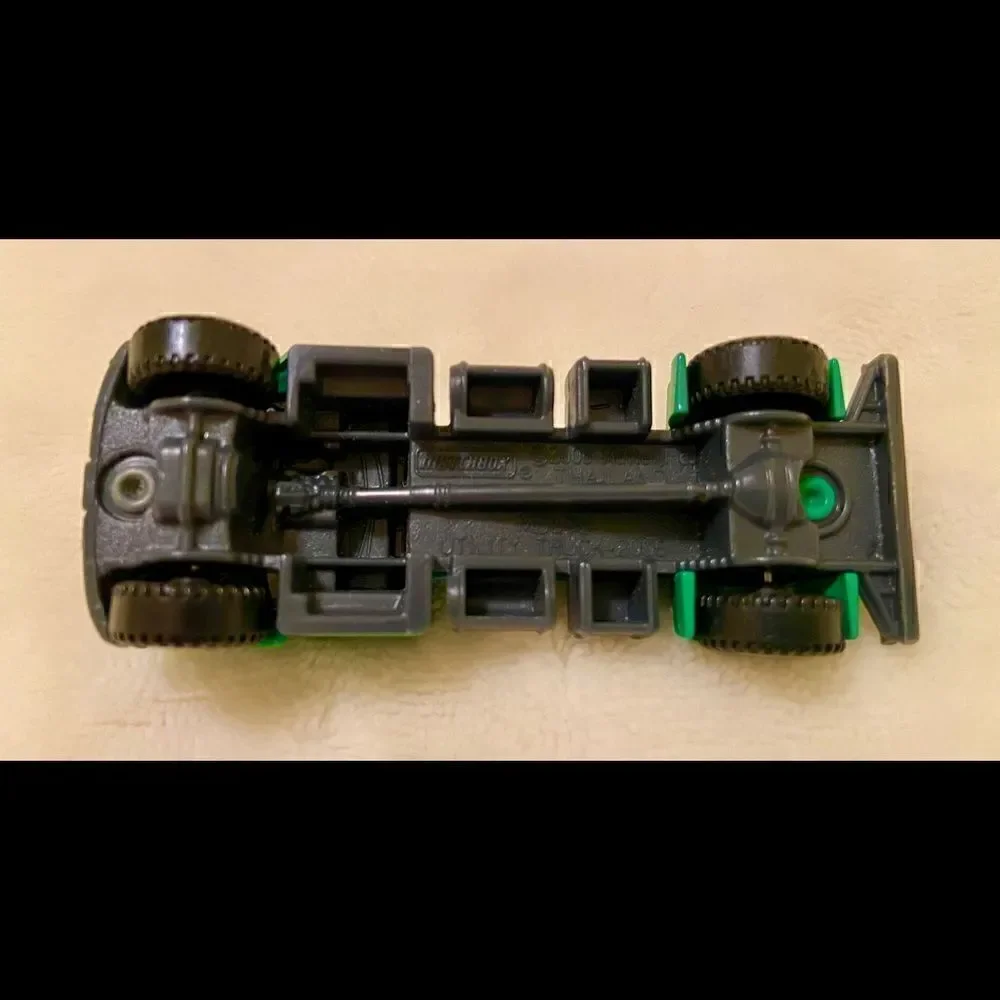 Matchbox MB695 2006 Green Utility Truck Die Cast.